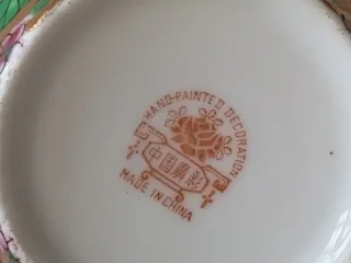 Jarra de porcelana con flores doradas