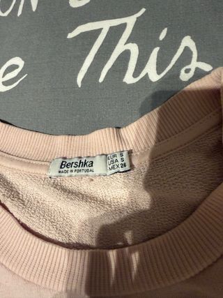 Camiseta Bershka corta rosa claro talla S