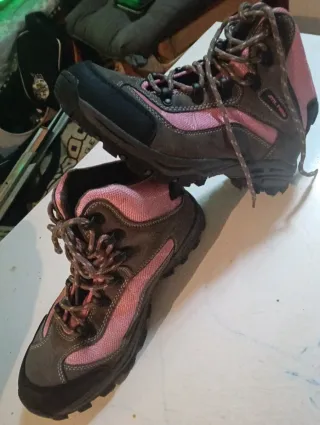 Botas de montaña rosas y grises T40