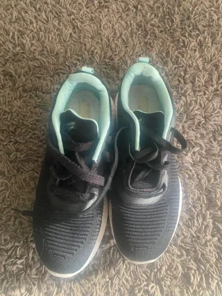 Zapatillas Skechers Negras y Turquesa