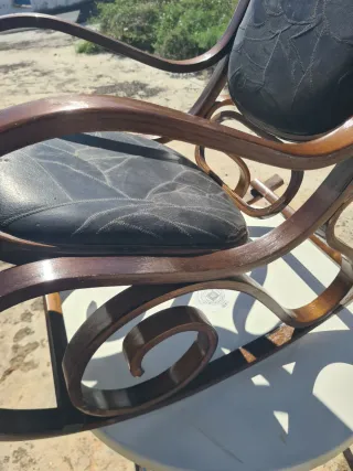 Mecedora antigua de madera y cuero restaurada
