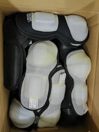 Restos Pieles y Material Arreglos Monos Moto