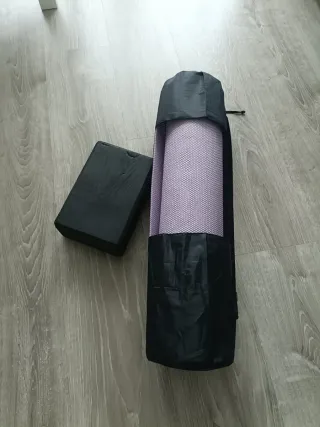 Esterilla de yoga y bloque negro