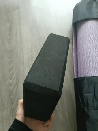 Esterilla de yoga y bloque negro
