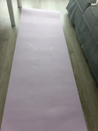 Esterilla de yoga y bloque negro