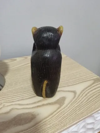 Figura de mono de madera tapándose la boca