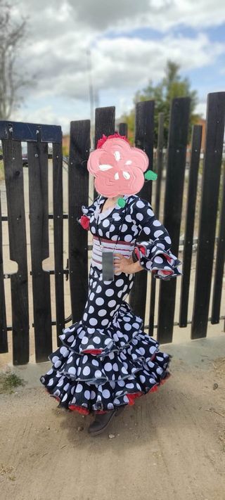 Traje de flamenca negro con lunar blanco