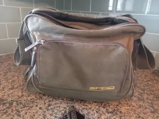 Bolsa de pesca SPRO con múltiples bolsillos