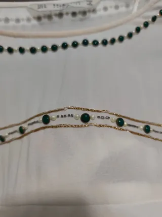 Blusa blanca con detalles dorados.