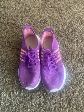 Zapatillas deportivas moradas y rosas