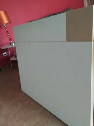 Cabecero de cama beige y blanco