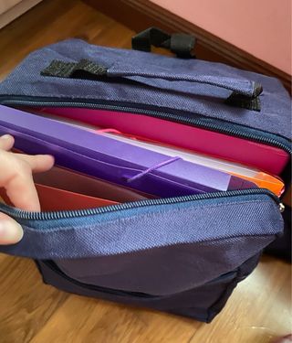 Lote escolar: mochila, carpetas y bolígrafos