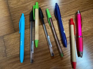 Lote escolar: mochila, carpetas y bolígrafos