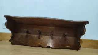 Mueble perchero de madera, siempre en iglesia.