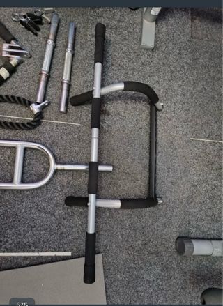 Banco de pesas con barra y discos