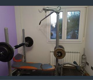 Banco de pesas con barra y discos