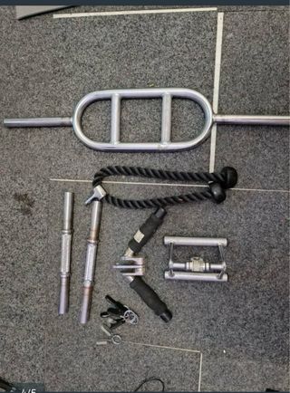 Banco de pesas con barra y discos