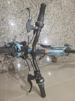 Bicicleta infantil Rockrider: timbre, pata...