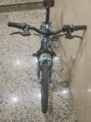 Bicicleta infantil Rockrider: timbre, pata...