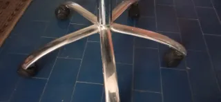 Silla de oficina beige y plateada