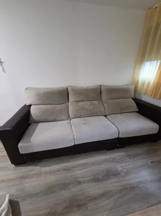 Sofá 3 plazas beige. Esta en buen estado