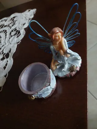 Fatina cofanetto con ali blu