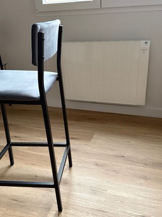 Taburete terciopelo gris con respaldo