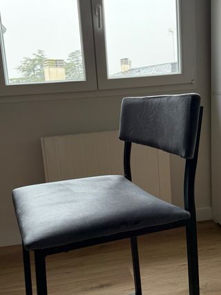 Taburete terciopelo gris con respaldo