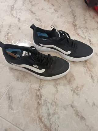 Zapatillas Vans Negras y Blancas