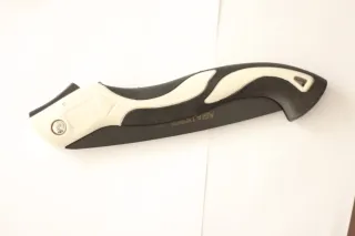 Sierra de mano plegable.