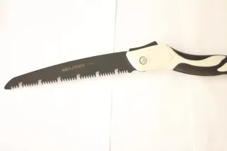 Sierra de mano plegable.