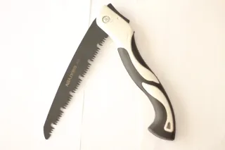 Sierra de mano plegable.