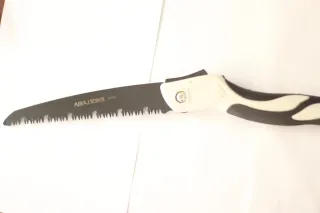 Sierra de mano plegable.