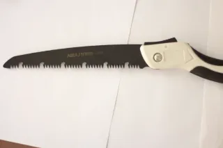 Sierra de mano plegable.