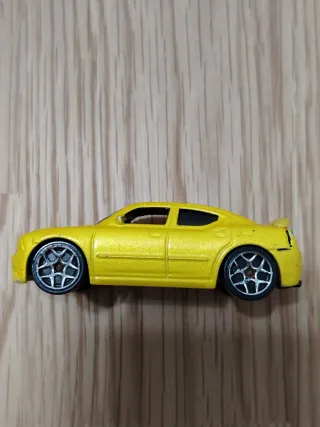 Hot Wheels Dodge Charger SRT8 Giallo