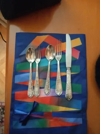 Antiguos cubiertos plateados decorados ,