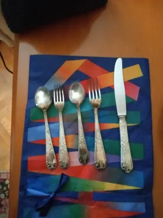 Antiguos cubiertos plateados decorados ,