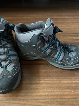 Botas de montaña grises y negras