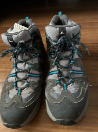 Botas de montaña grises y negras