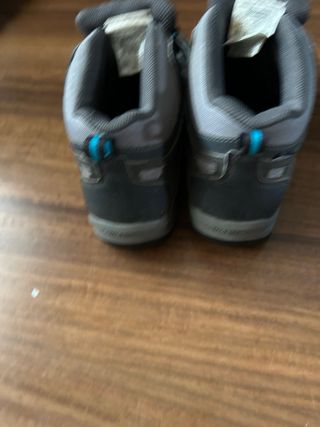 Botas de montaña grises y negras