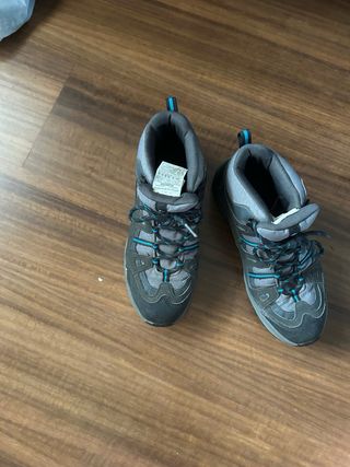 Botas de montaña grises y negras