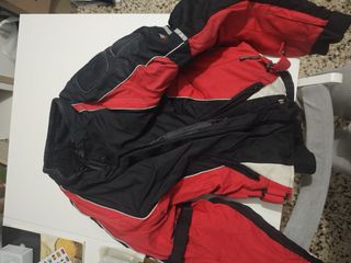 Chaqueta de moto negra y roja
