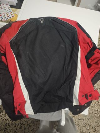 Chaqueta de moto negra y roja