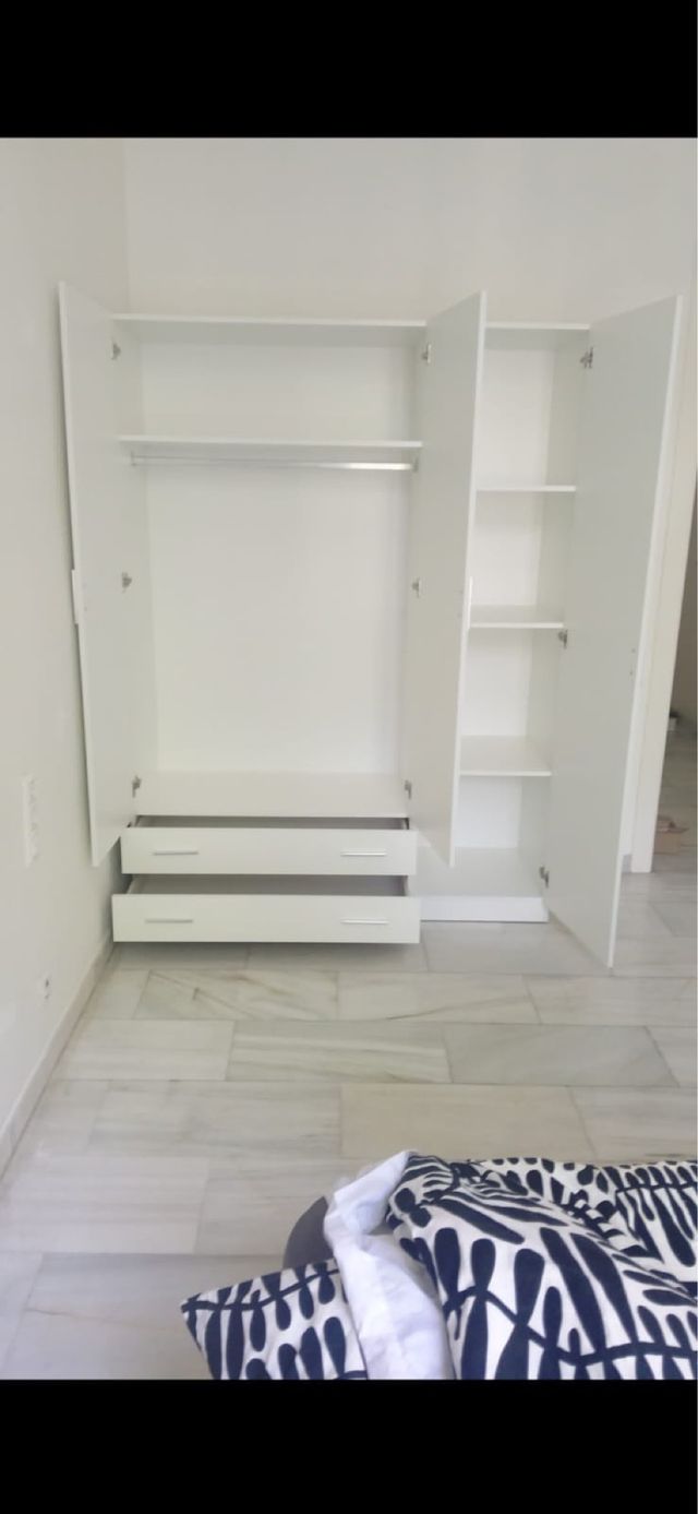 Armario blanco y marrón madera