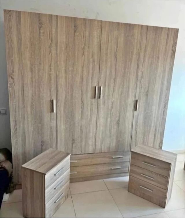 Armario blanco y marrón madera