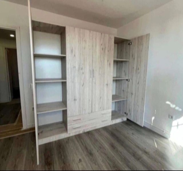 Armario blanco y marrón madera
