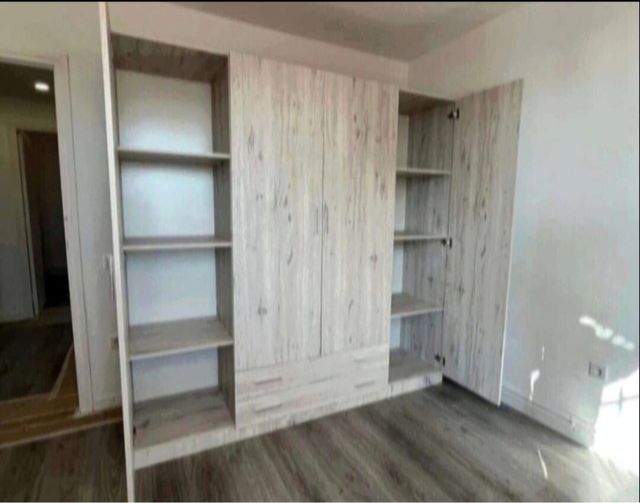 Armario blanco y marrón madera