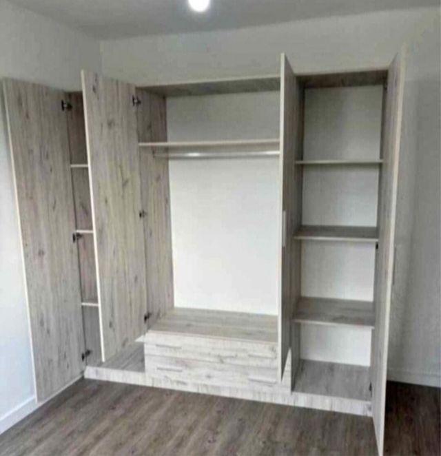 Armario blanco y marrón madera