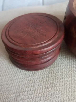 Juego de 6 posavasos de madera tallada
