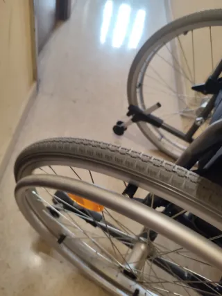 Silla de ruedas plegable.